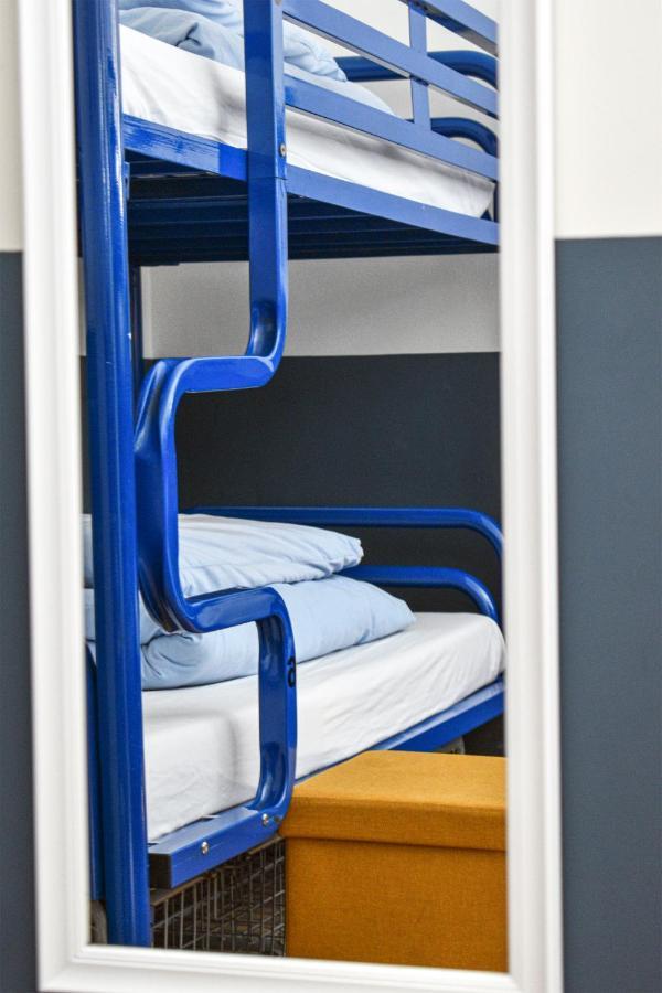 Cama en habitación compartida mixta de 6 camas con baño