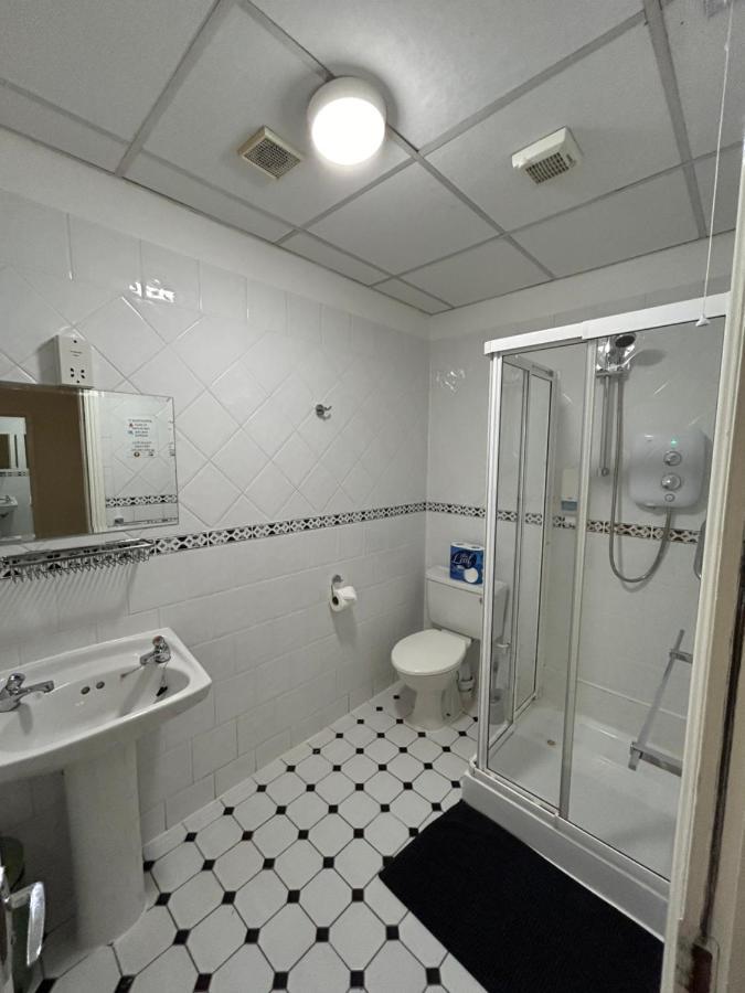 Chambre Lits Jumeaux avec Salle de Bains Commune