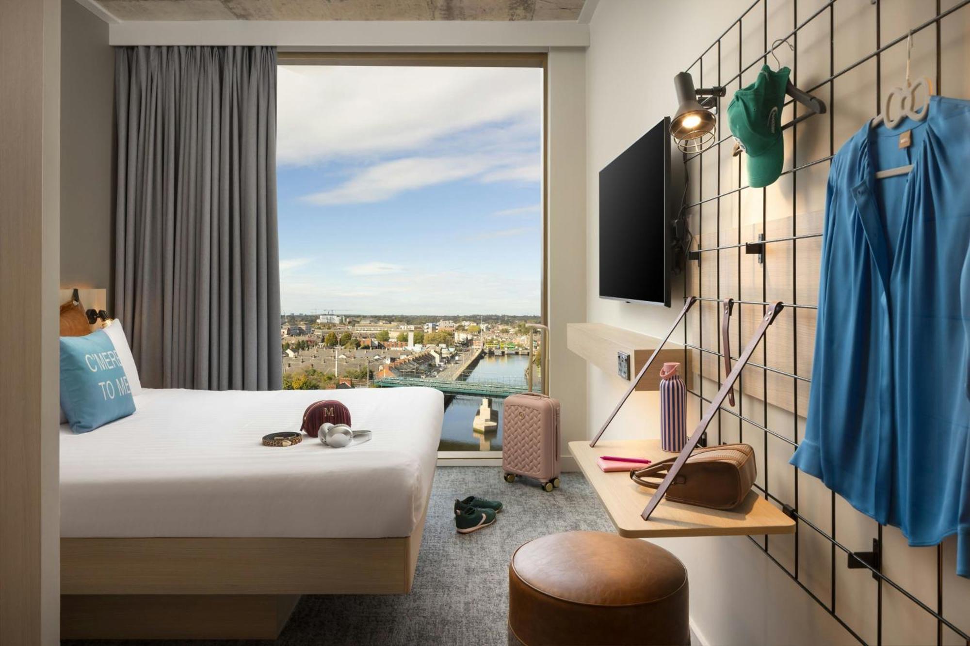 Zimmer mit Queensize-Bett und Stadt-/Flussblick – Moxy
