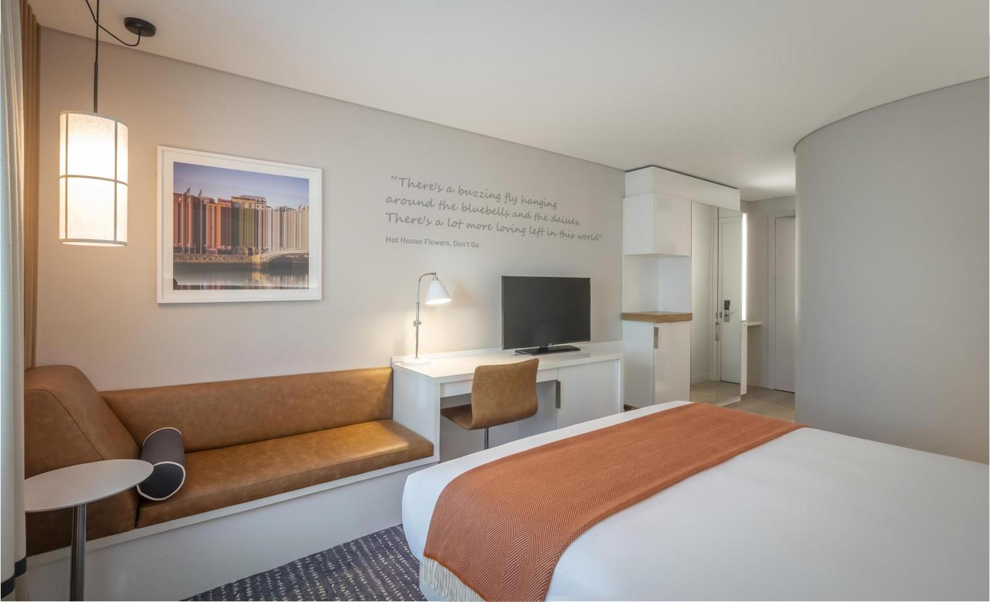 Quarto com Cama King-size e Vista do Rio