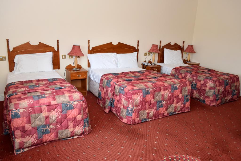 Family Room (2 Adults + 4 Children)