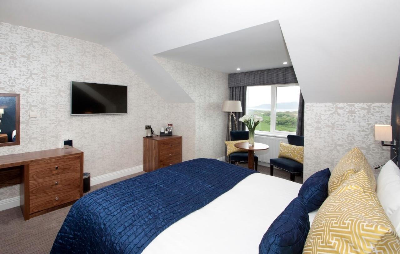 Habitación con cama extragrande y vistas al mar