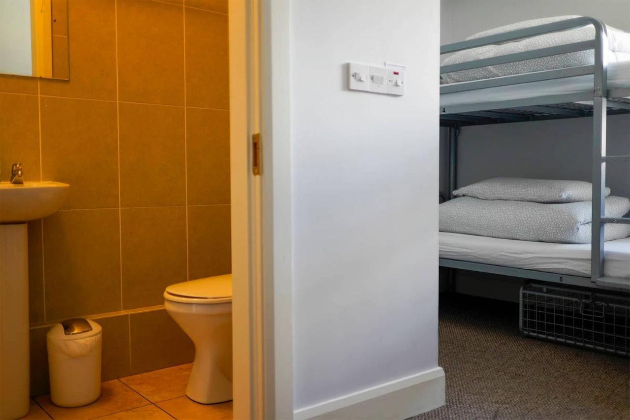 Cama en habitación compartida mixta de 4 camas con baño