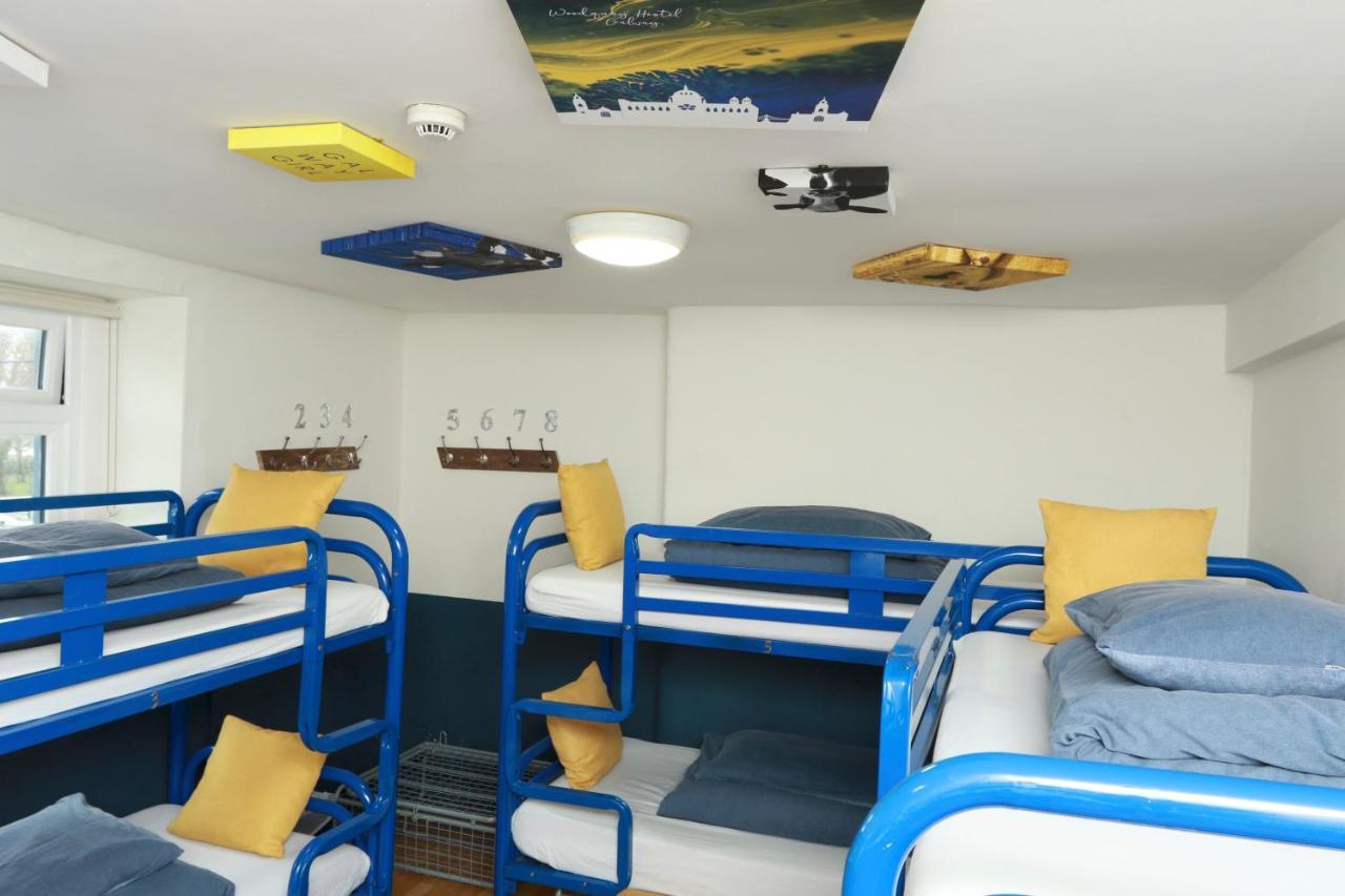 Cama en dormitorio compartido mixto de 8 camas