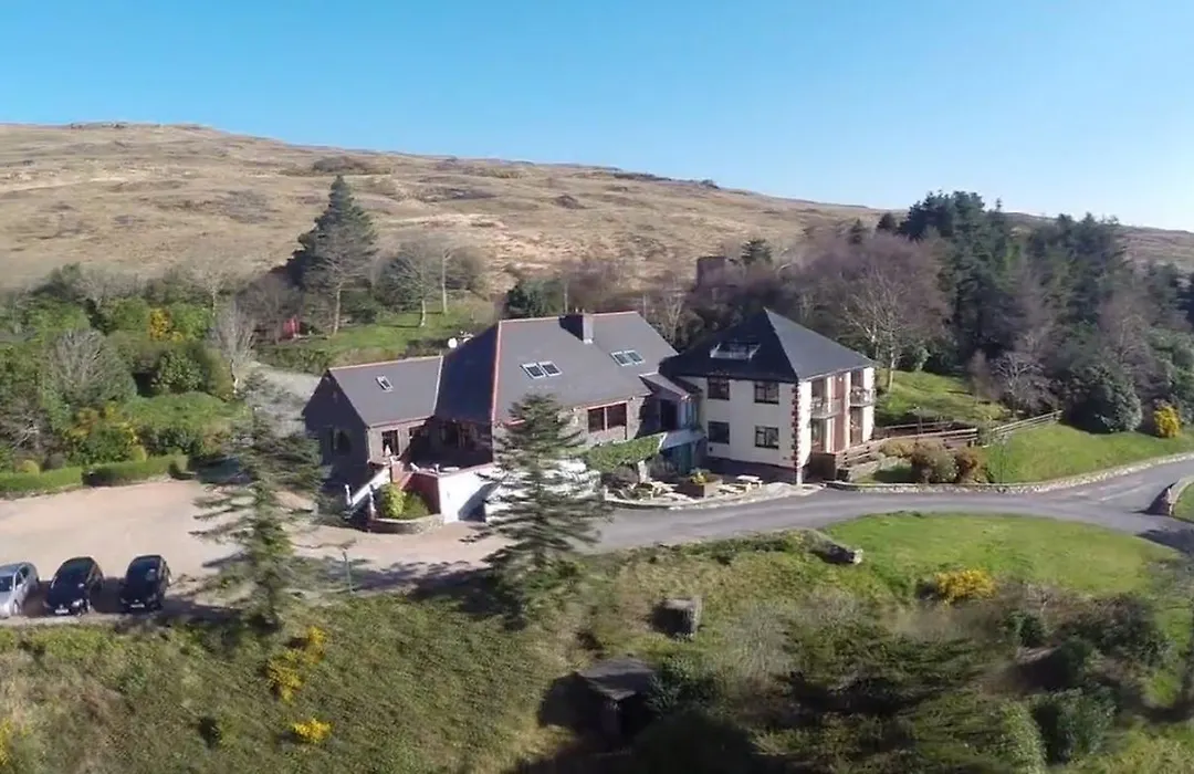 Kylemore Pass Hotel-1
