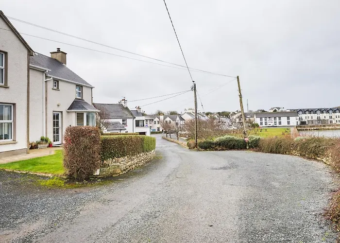 Dunfanaghy - Sea Views- In Village - Parking