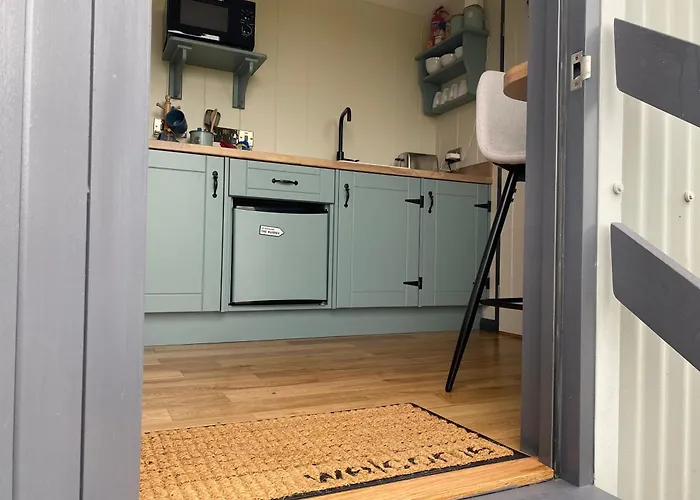 1 Bed Pod - Sleeps 2 - Pets - Garden - Parking