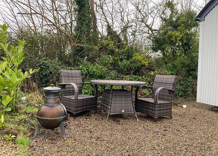 1 Bed Pod - Sleeps 2 - Pets - Garden - Parking