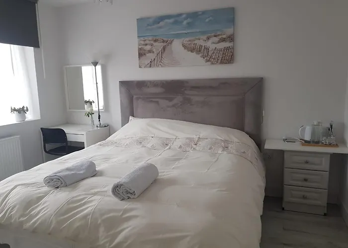 Barnoaks Room With Ensuite Bathroom - Homestay