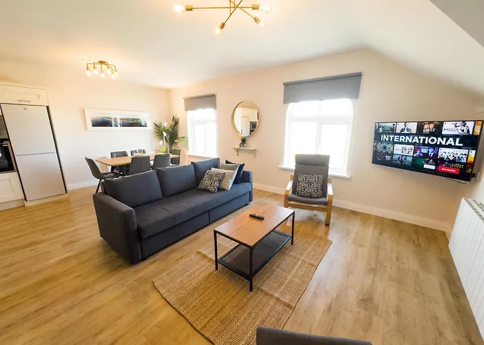 Luxury 2-Bedroom Apartment Overlooking The Beach