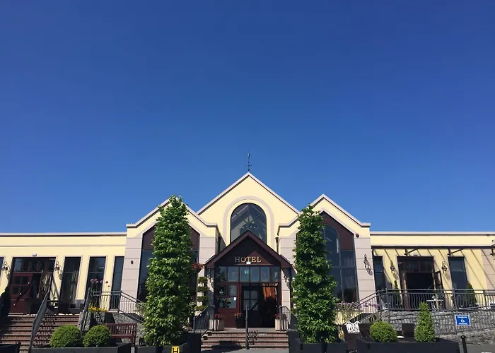 Four Seasons Hotel & Leisure Club