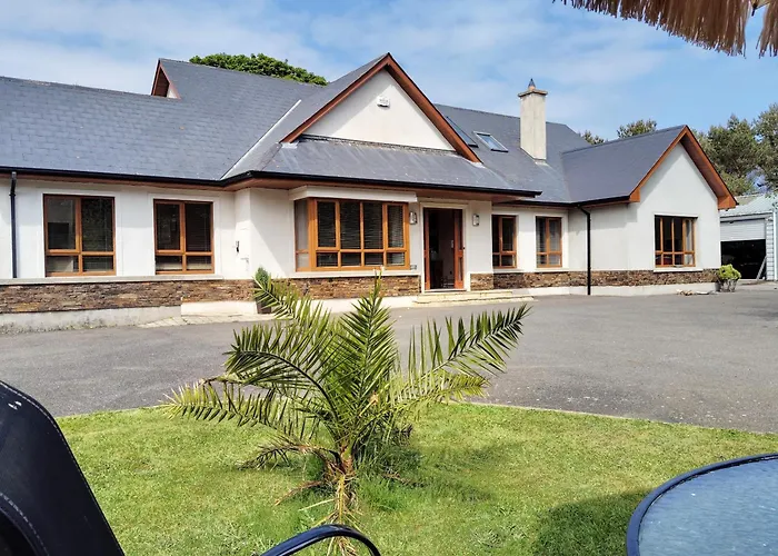 Stylish 4 Bedroom House By The Sea