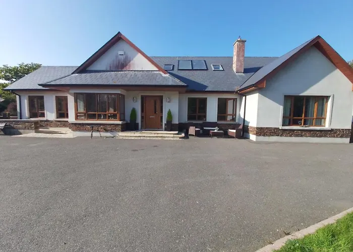 Stylish 4 Bedroom House By The Sea