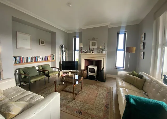 Beautiful Riverside Home, Stroll To Town, Sleeps 10, Dog Welcome