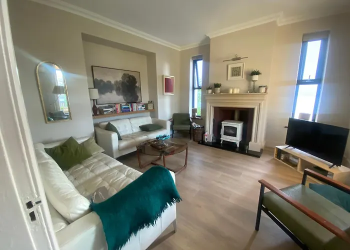 Beautiful Riverside Home, Stroll To Town, Sleeps 10, Dog Welcome
