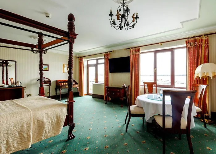 Lakeside Manor Hotel
