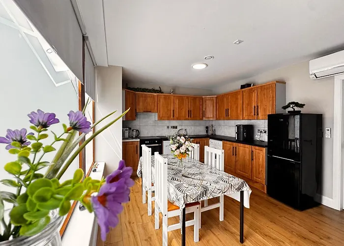 The Ambassador - Central Ground Floor Apartment With Own Outdoor Space