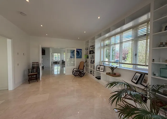 Luxury 4Bdr Retreat With Garden And Workspace