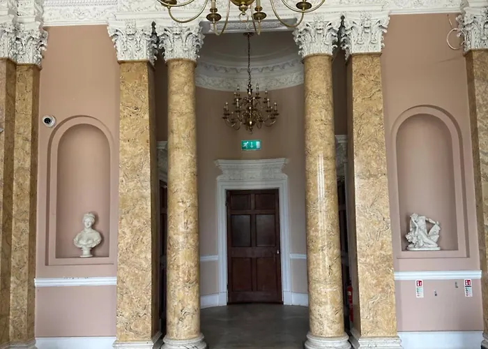 Uppercourt Manor
